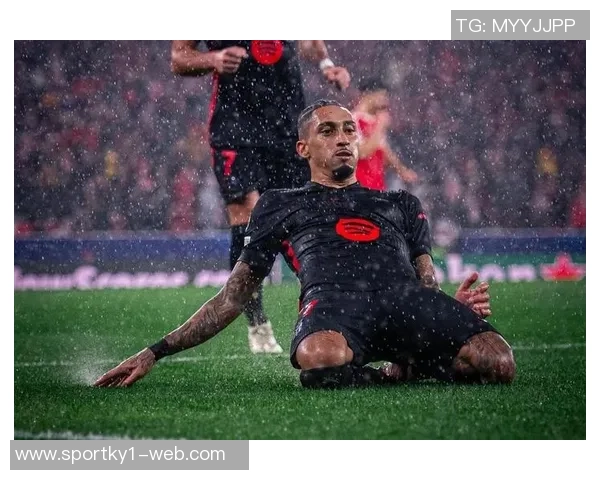 拉菲尼亚缺席训练情况堪忧孔德相对较好引发关注 拉菲尼亚缺席训练情况堪忧孔德相对较好引发关注